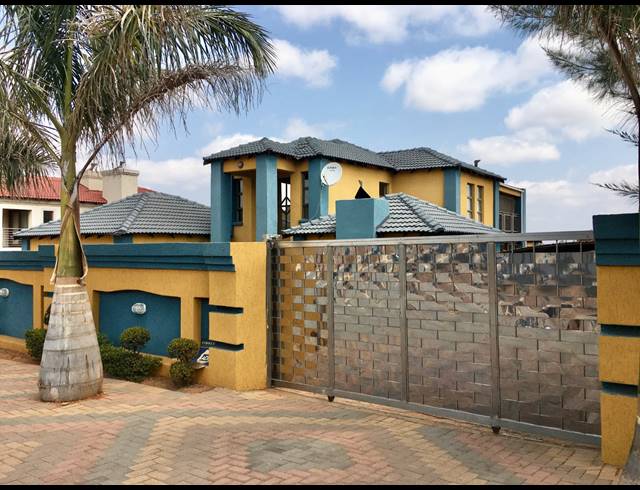 5 BEDROOM HOUSE FOR SALE IN SERALA VIEW